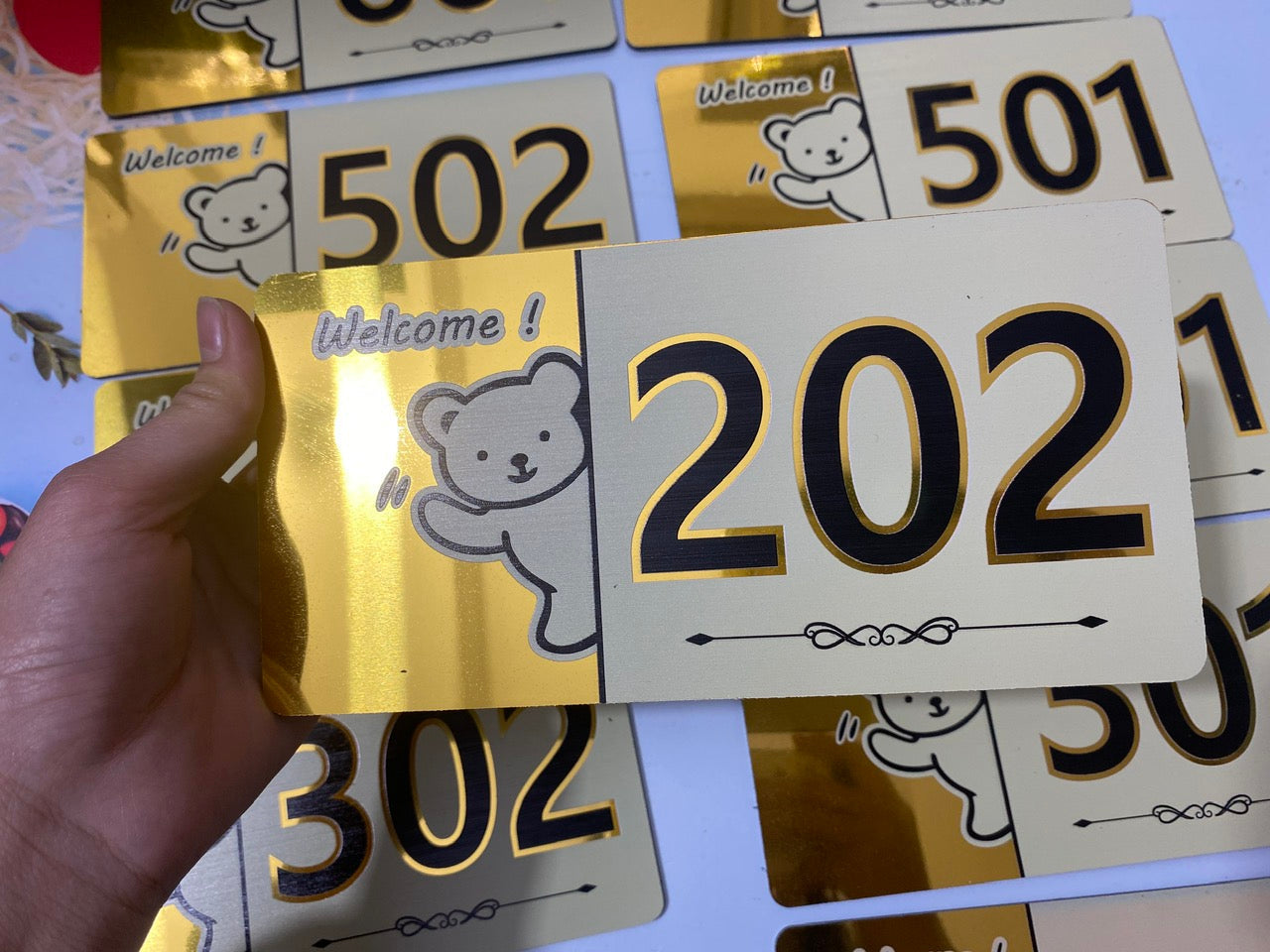 alu màu vàng gương 20cm x 10 cm