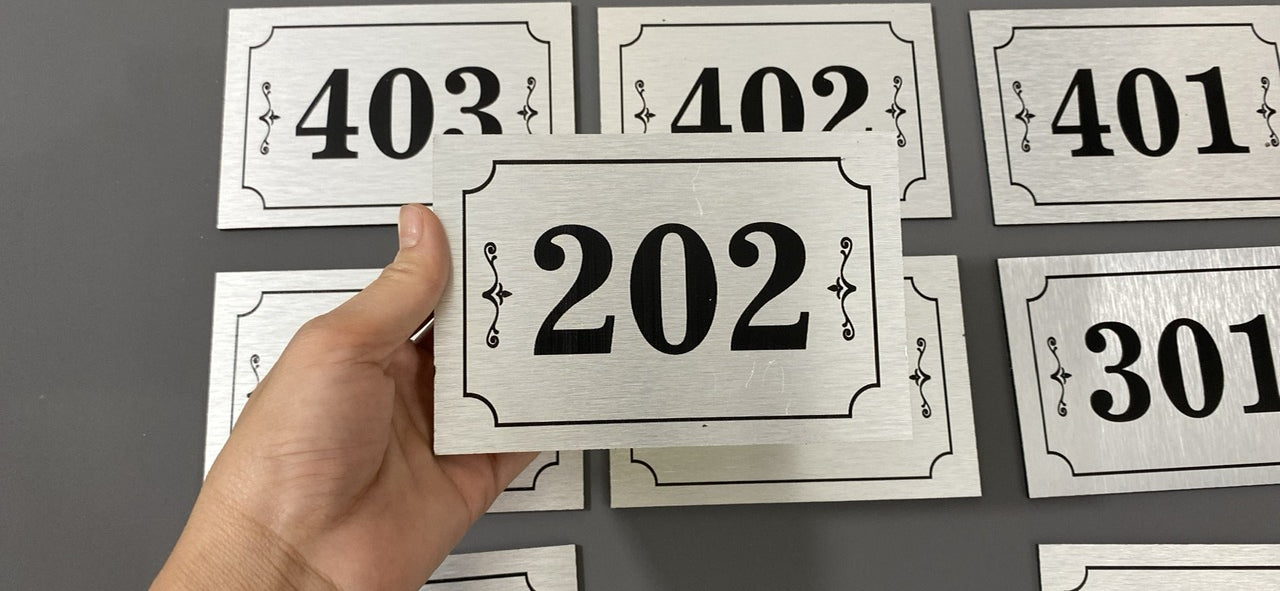 biển alu bạc xước 10cm x 15 cm