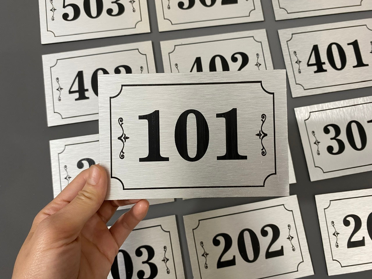 biển alu bạc xước 10cm x 15 cm