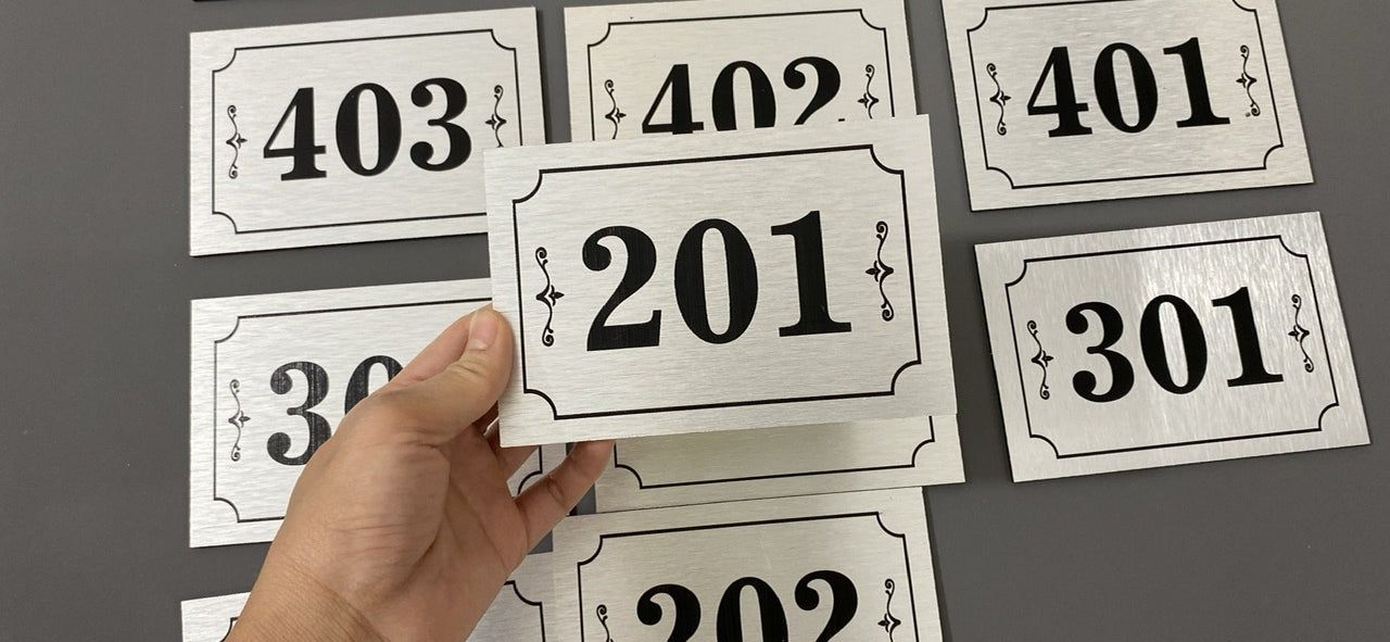 biển alu bạc xước 10cm x 15 cm