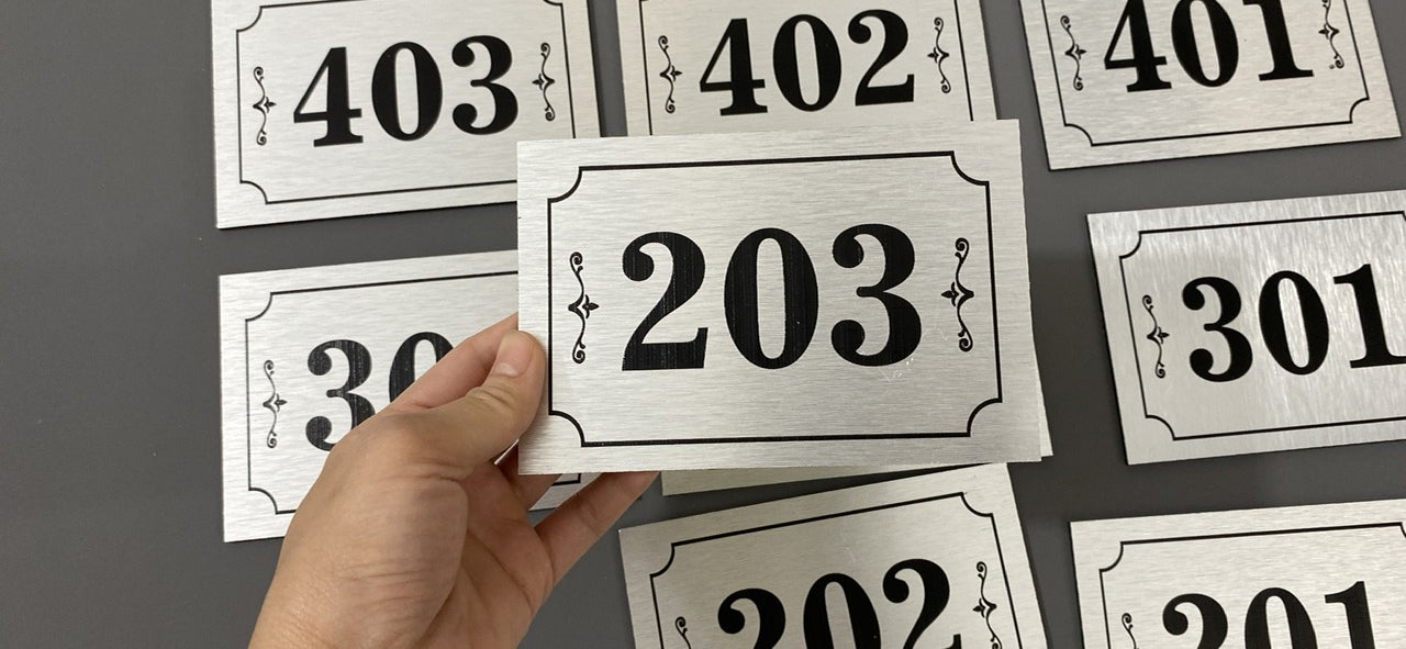 biển alu bạc xước 10cm x 15 cm